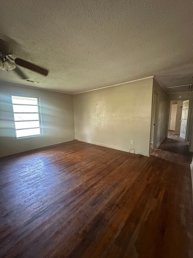 Building Photo - 3 Bed 2 Bath Brick House Coming Soon - Und...