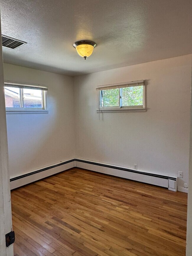 Building Photo - 3Bed 1Bath Ground Floor Unit Near Campus!!!!!