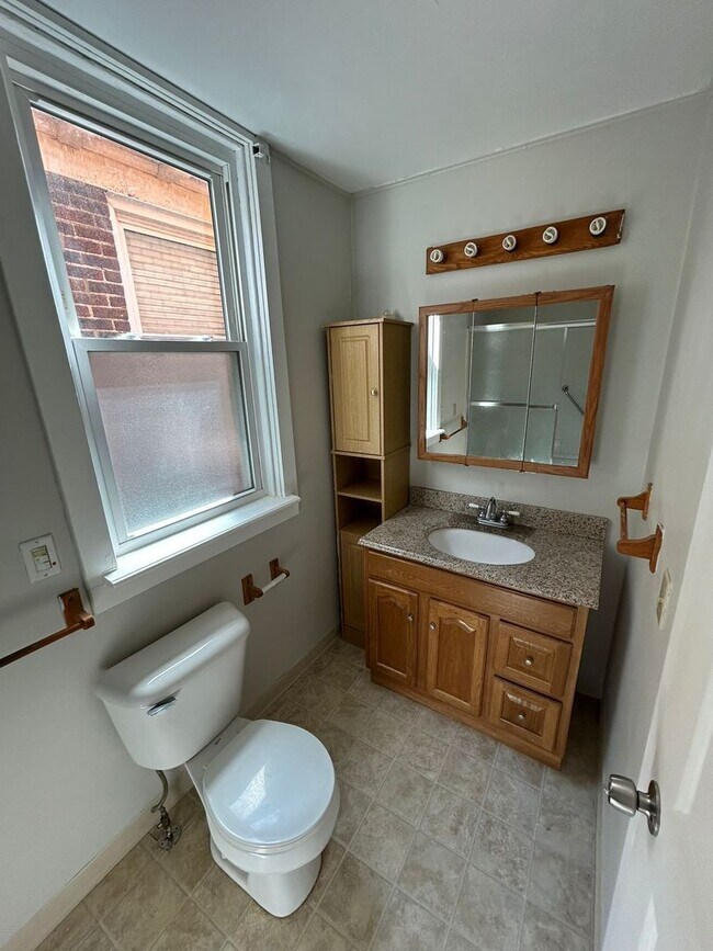 Building Photo - Newly Renovated 2 Bedroom 1.5 Bath in Dormont!