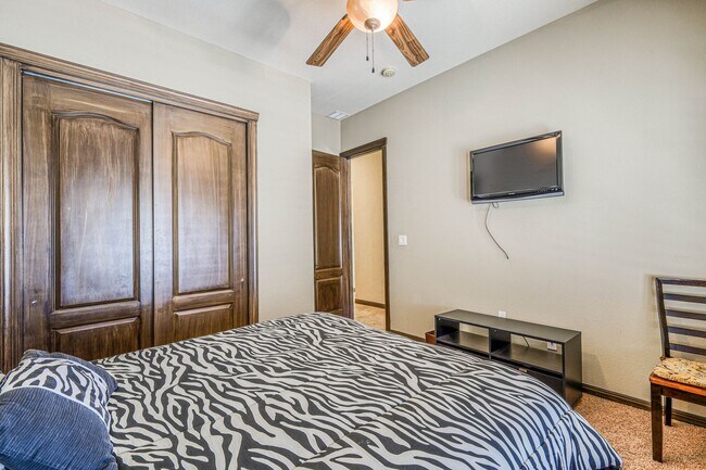 Building Photo - Westside area for Short Term Rental (Compl...