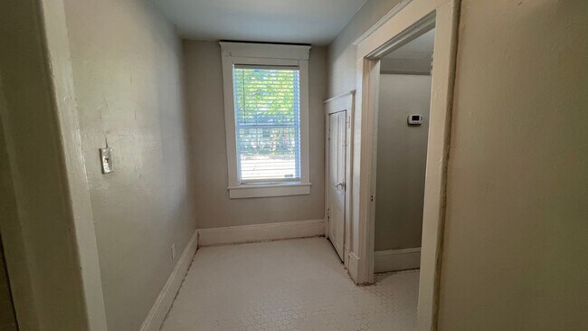 Building Photo - Renovated larg single family home! 2,200+ sf