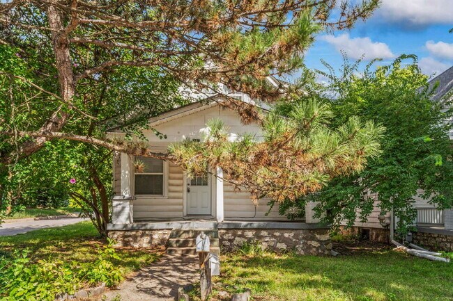 Building Photo - Furnished, short-term rental just blocks from KU Med available now!