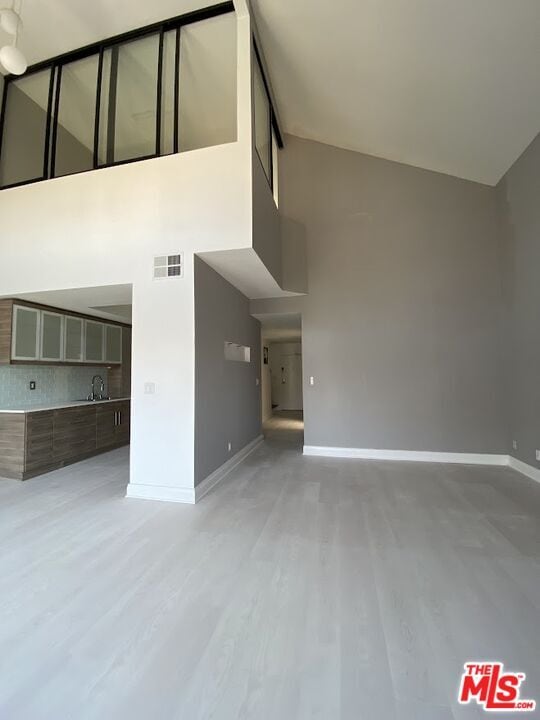 Building Photo - 13331 Moorpark St
