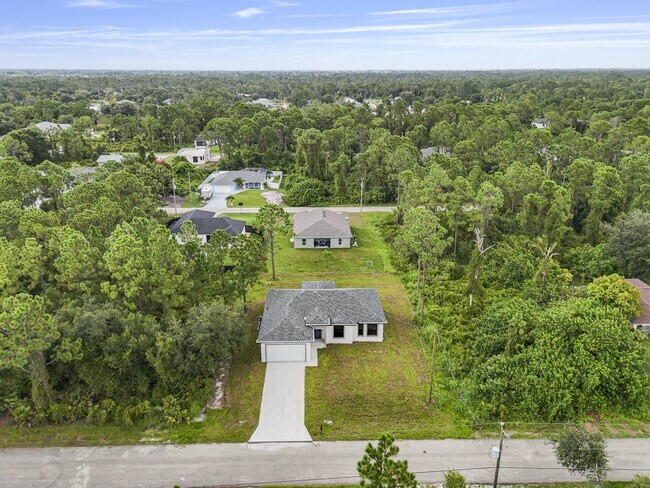Building Photo - 827 Carpenter St E