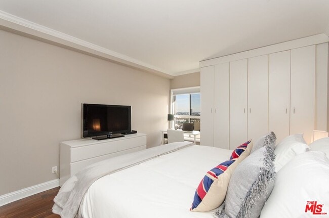 Building Photo - 1131 Alta Loma Rd