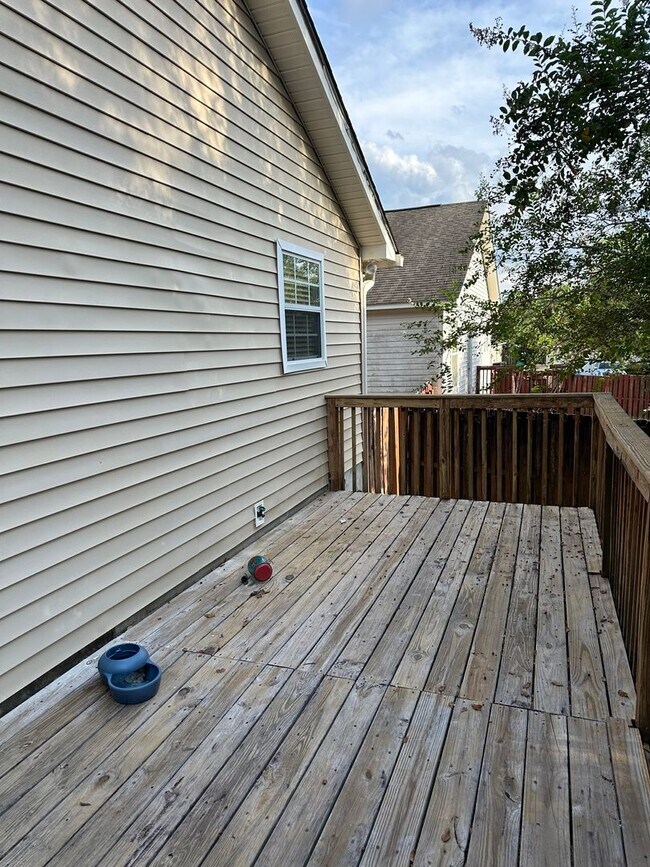 Building Photo - 3/2 Updated with Fenced Yard