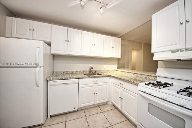 Building Photo - 6886 N Kendall Dr