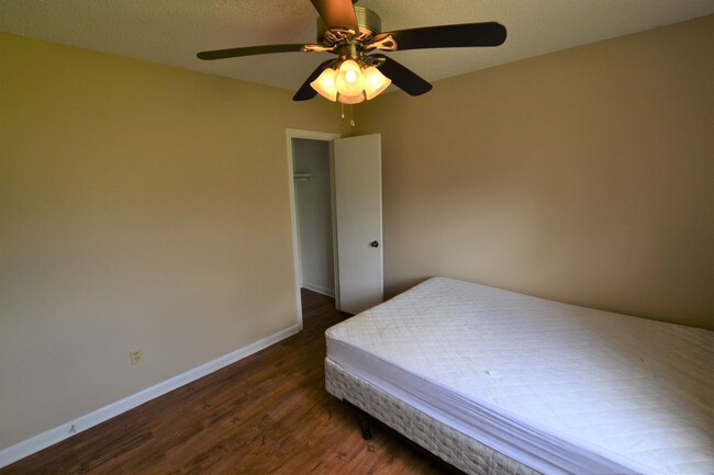 Building Photo - Fully Furnished!  2 bedroom 1 bath townhou...