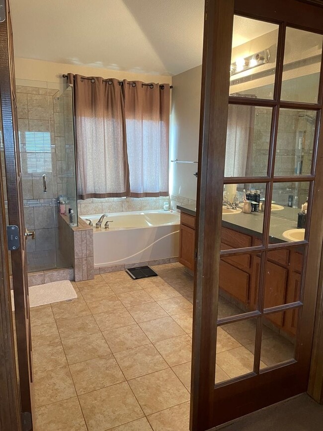 Building Photo - Broadmoor Glens Home