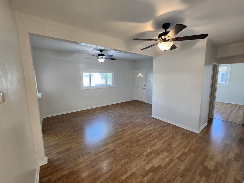 Building Photo - 10447 Cantara St