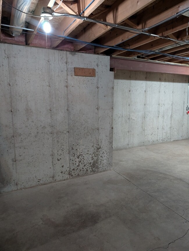 Building Photo - 1966 Alinda Ave