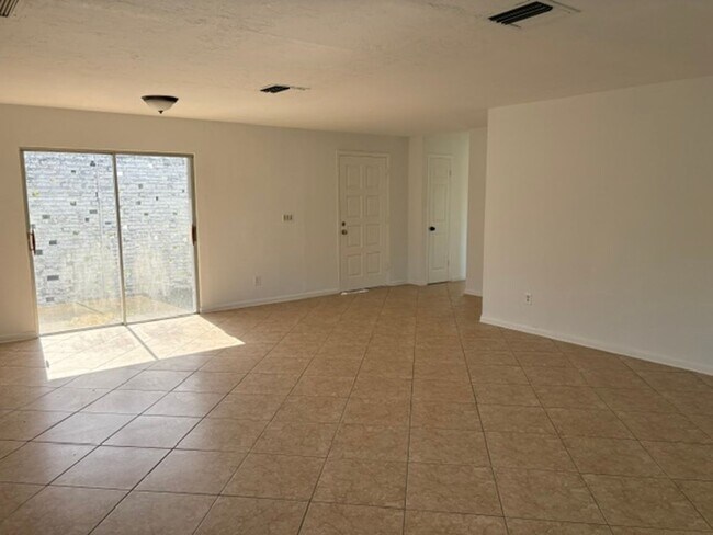 Building Photo - Charming 2-Bedroom Ranch in Cape Coral’s B...