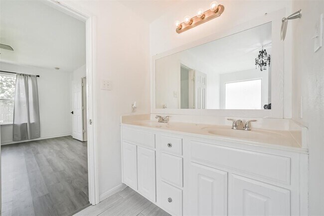Building Photo - 7114 Sunrise Hill Ln