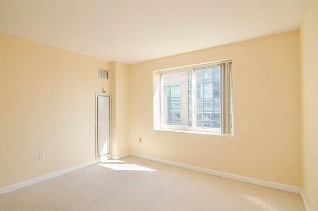 Building Photo - 10 Museum Way