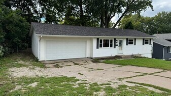 Building Photo - 1331 Spruce Hills Dr