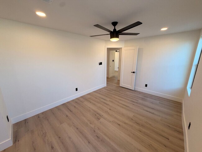 Building Photo - Updated 3 Bed / 2Bath Northeast Phoenix Home Ready for Immediate Move In w/ NO Carpet!