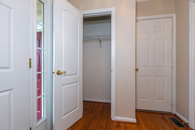 Building Photo - Spacious, Light-Filled Home in the Desirable Broadlands