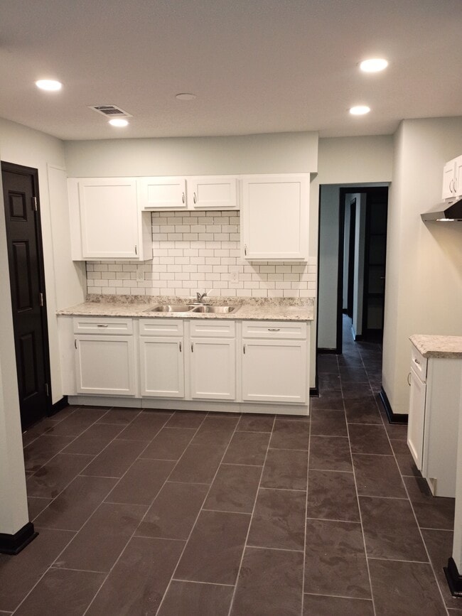 Building Photo - 2392 Zanone Ave