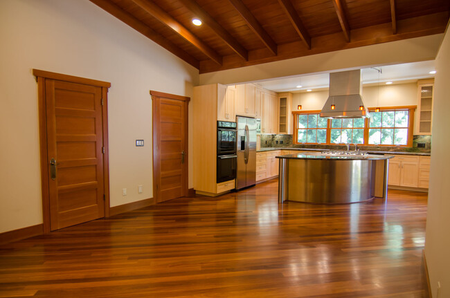 Building Photo - Beautifully Updated Private Guest House wi...