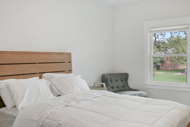 Building Photo - 7900 Heritage Dr