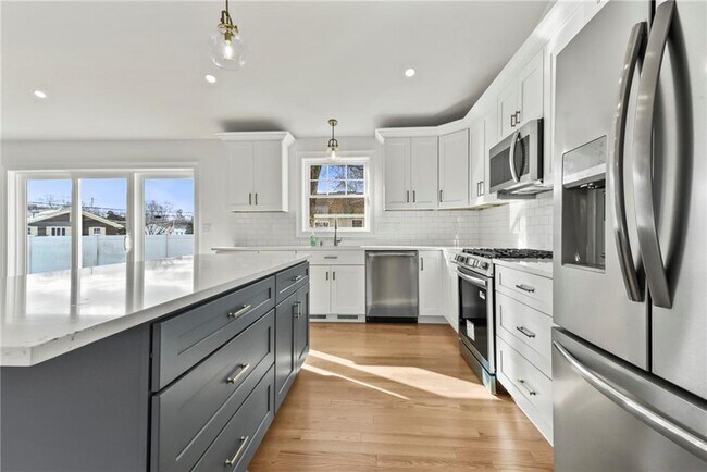 Building Photo - 95 Honeysuckle Rd