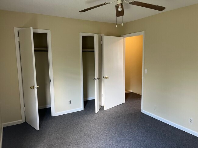 Building Photo - 3617 Willow Creek Ct