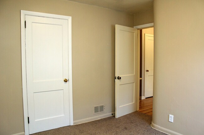 Building Photo - 5112-5116 NE 32nd Ave