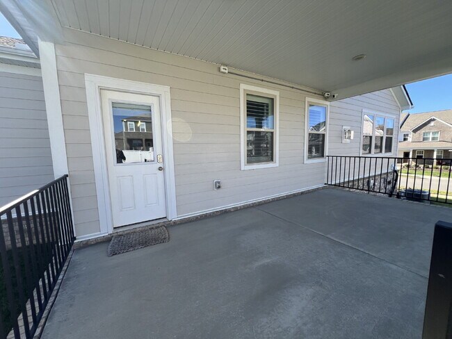 Building Photo - Luxury Living for Lease in Hendersonville!