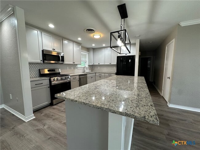 Building Photo - 1302 Canary Ln