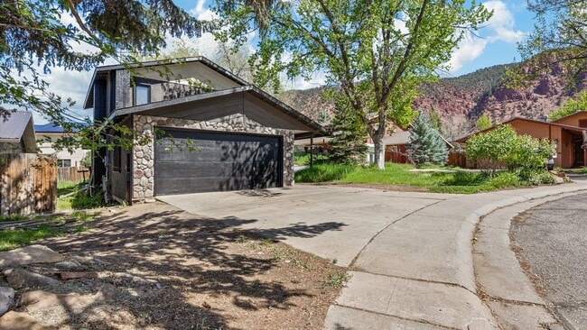 Building Photo - Spacious Home for Rent in Glenwood Springs – Great Location, No HOA!