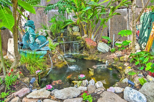 Building Photo - 2434 Cloverfield Blvd