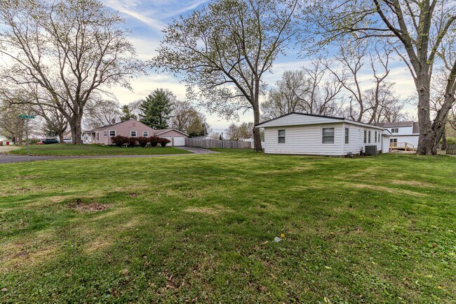 Building Photo - 210 S Victor St