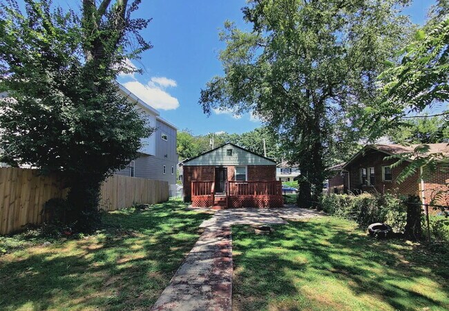 Building Photo - 3 bd/1 bth w/fenced yard. Close to all things Nash!