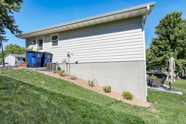 Building Photo - Rent: 3 bed unit 2 Bath