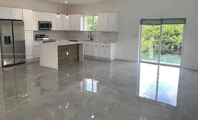 Building Photo - 655 NW 24th Ave