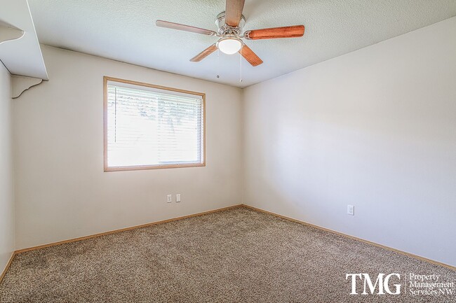 Building Photo - Large Ranch-style home with 3 Bed 2 Bath i...