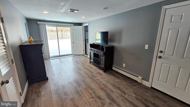 Building Photo - 213 8th St