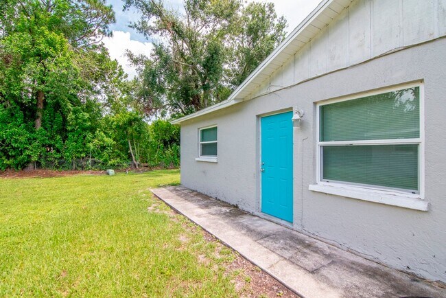 Building Photo - Beautifully Updated 3/2 in Bradenton — Up ...