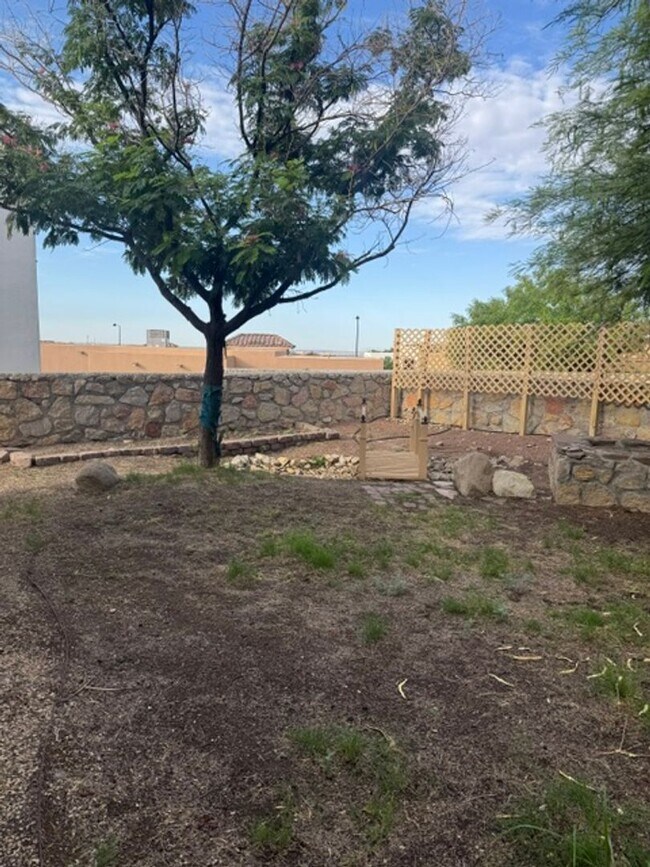 Building Photo - Three Bedroom, 2 Bath Home For Rent