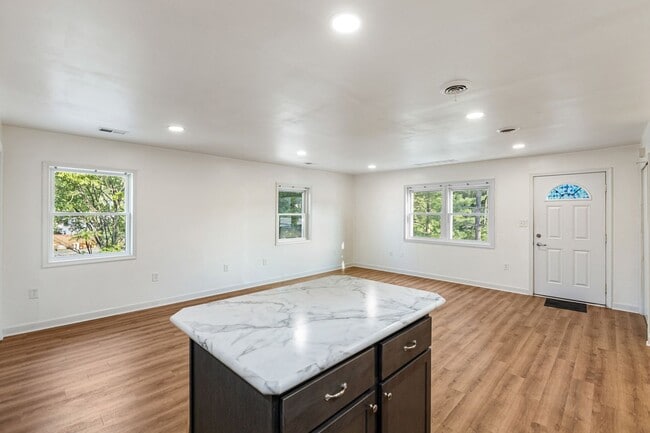 Building Photo - Charming and Private 1 Bedroom- Thursday 7...