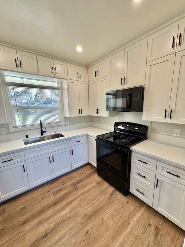 Building Photo - Remodeled 3BD/1BA Single-Family Home – Mov...