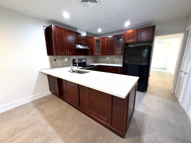 Building Photo - 4019 Woodside Dr