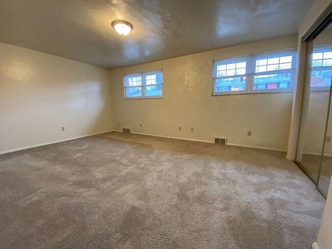 Building Photo - Perfect Two Bedroom Townhome in Plum! Ampl...