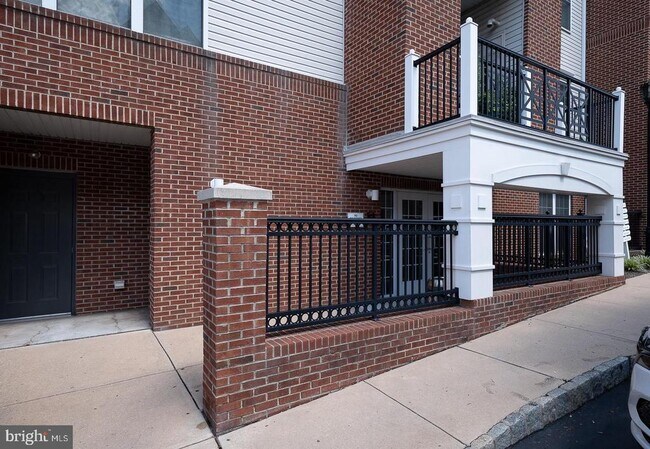 Building Photo - 300 W Elm St