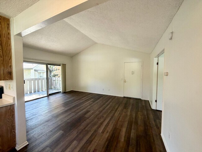 Building Photo - 960 E Bonita Ave