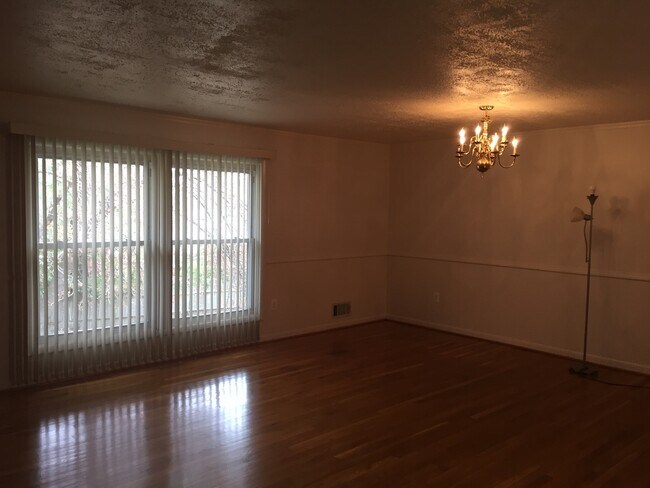 Building Photo - 4 BEDROOM, 3 FULL BATH SINGLE FAMILY HOME ...