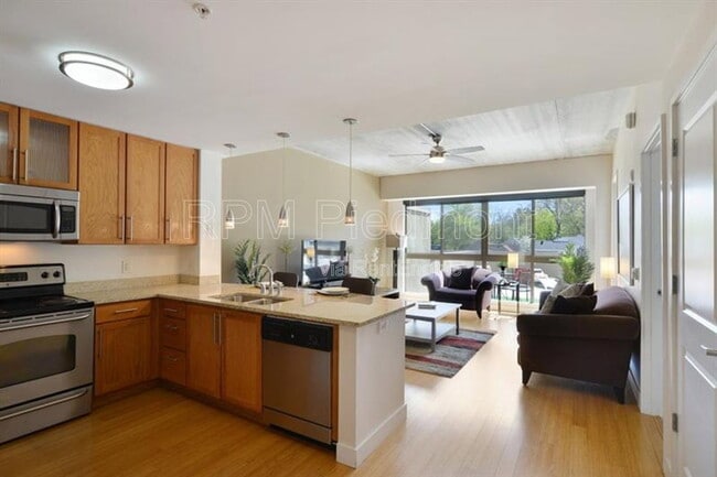 Building Photo - 563 Memorial Dr SE