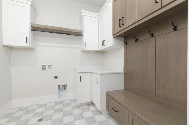 Building Photo - Stunning  4 bed | 3 bath | 3 car garage cu...