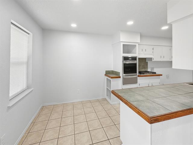 Building Photo - 2120 Vickie Dr