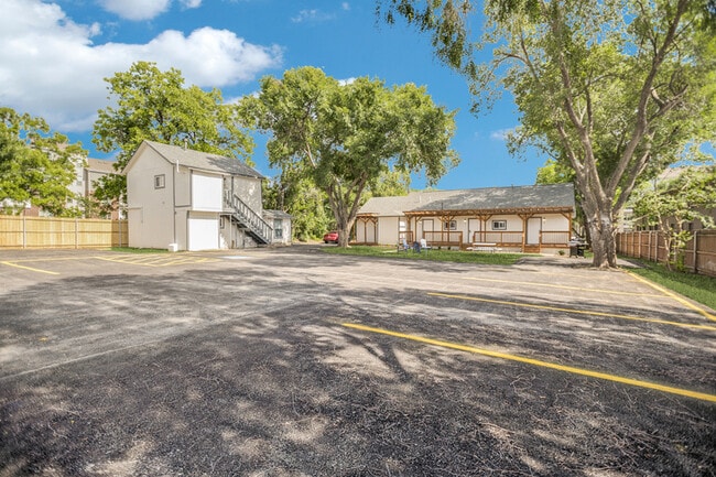 Building Photo - 905 W Abram St